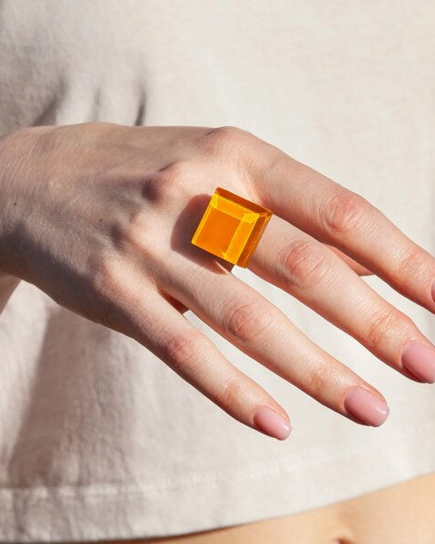ALEXASCHA Geometrischer Statement Ring aus Glas – Ansicht 2