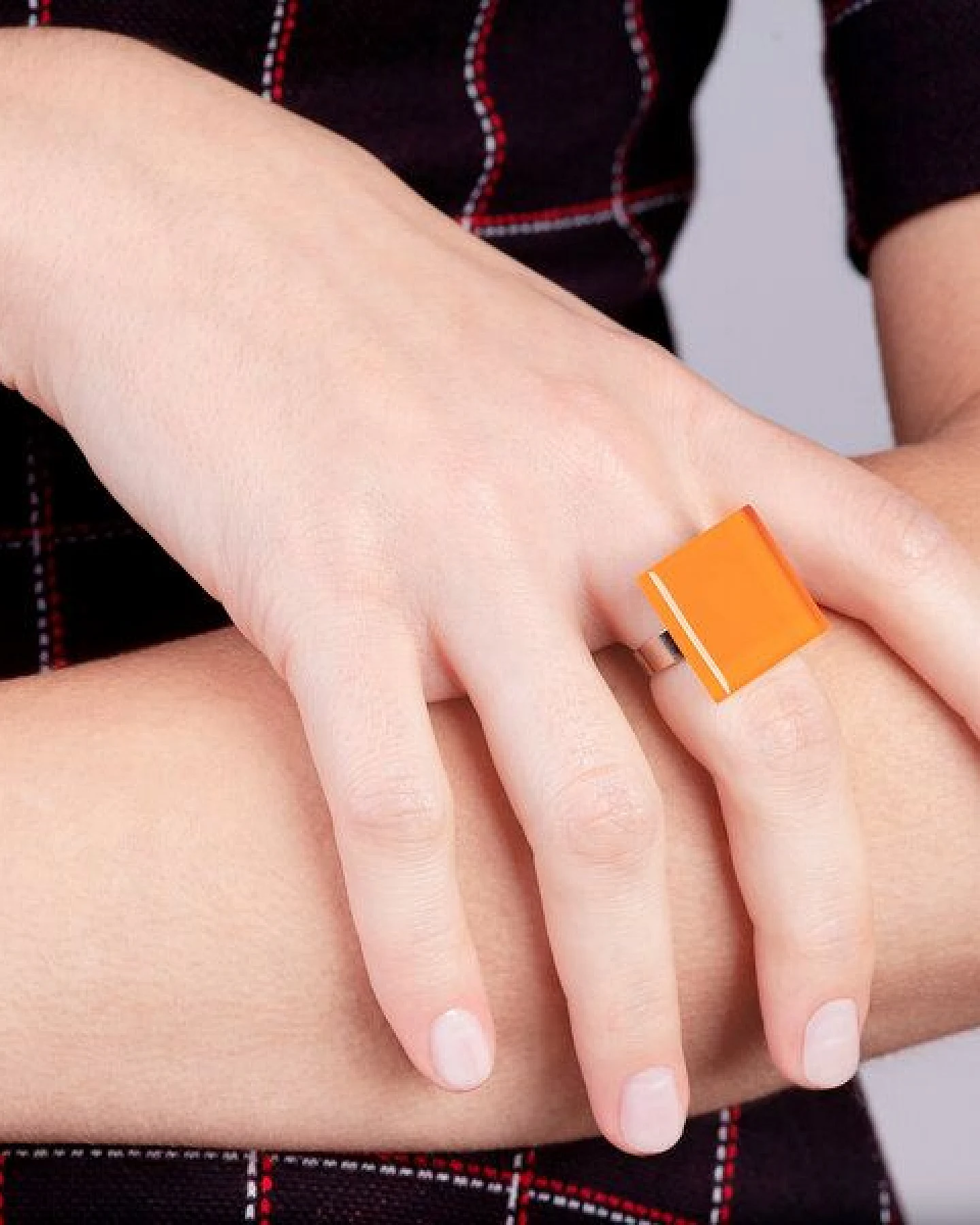 ALEXASCHA Geometrischer Statement Ring aus Glas – Ansicht 3
