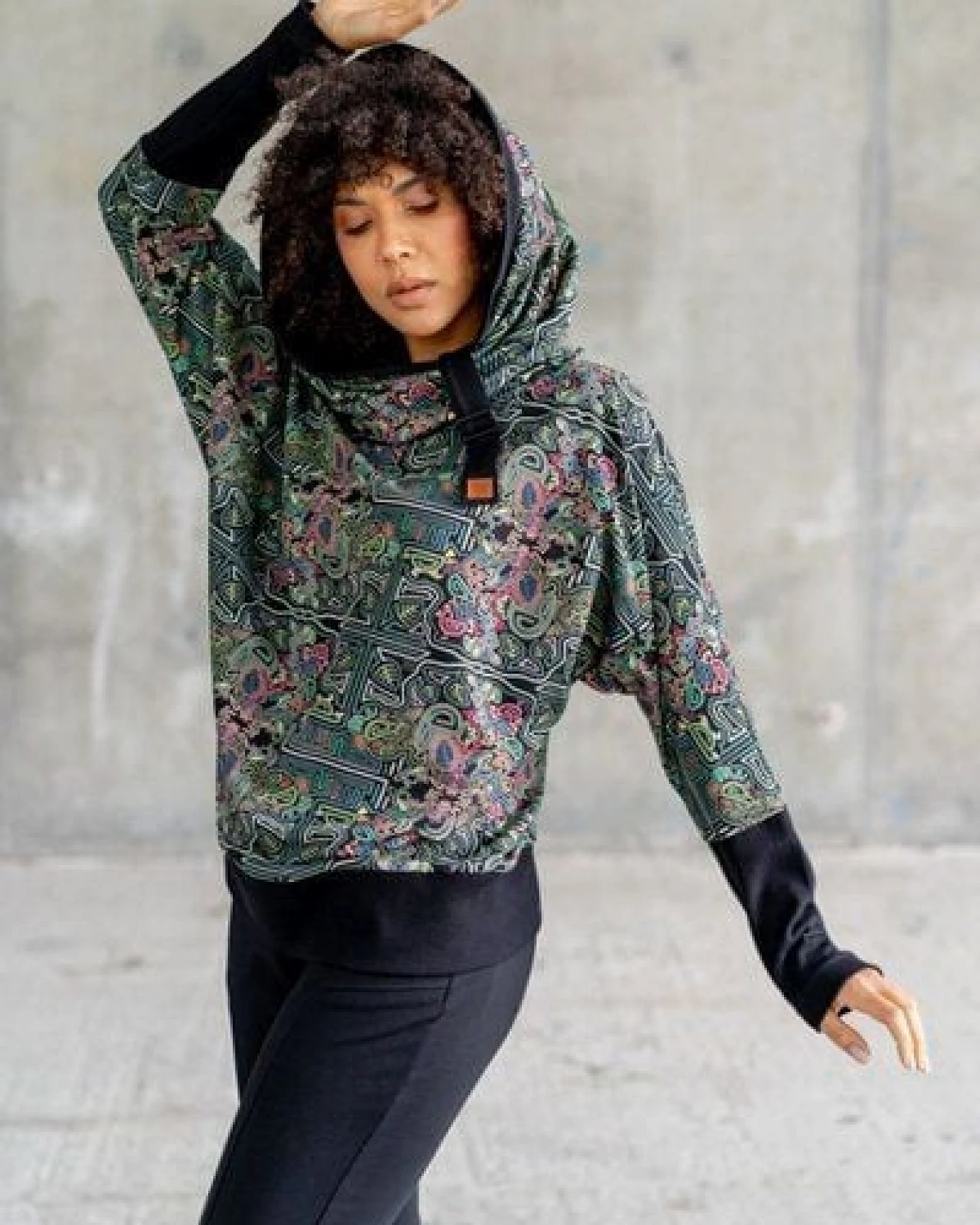 KOKOworld Sweatshirt Pulli Poko – Kimono-Schnitt mit Schal-Kapuze & Gürtel – Bio-Baumwolle, fair & nachhaltig in EU produziert – bequem für Alltag, Homewear & Capsule Wardrobe – Ansicht 4