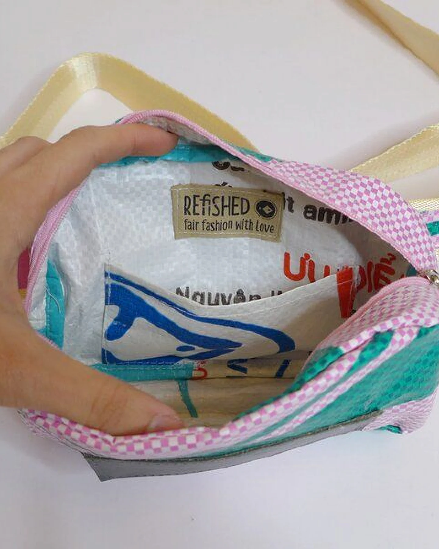 REFISHED fair fashion Bauchtasche 'BUM BAG' - upcycelte Fischfuttersäcke – Ansicht 2
