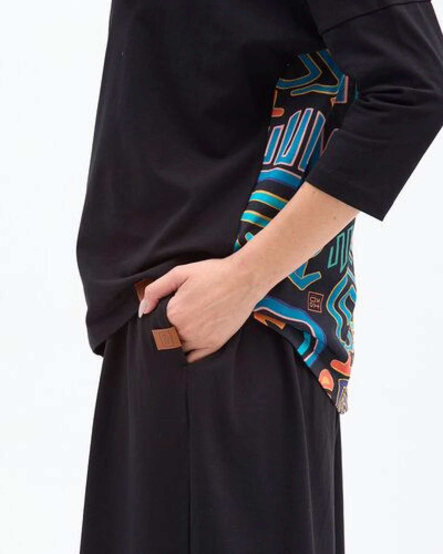 Weite Damenhose Lazy – Bio-Baumwolle – Schwarz oder farbenfroher KOKOworld-Print – mit Taschen & elastischem Bund – für Büro, Alltag & Homewear – Fair produziert in der EU – Ansicht 4