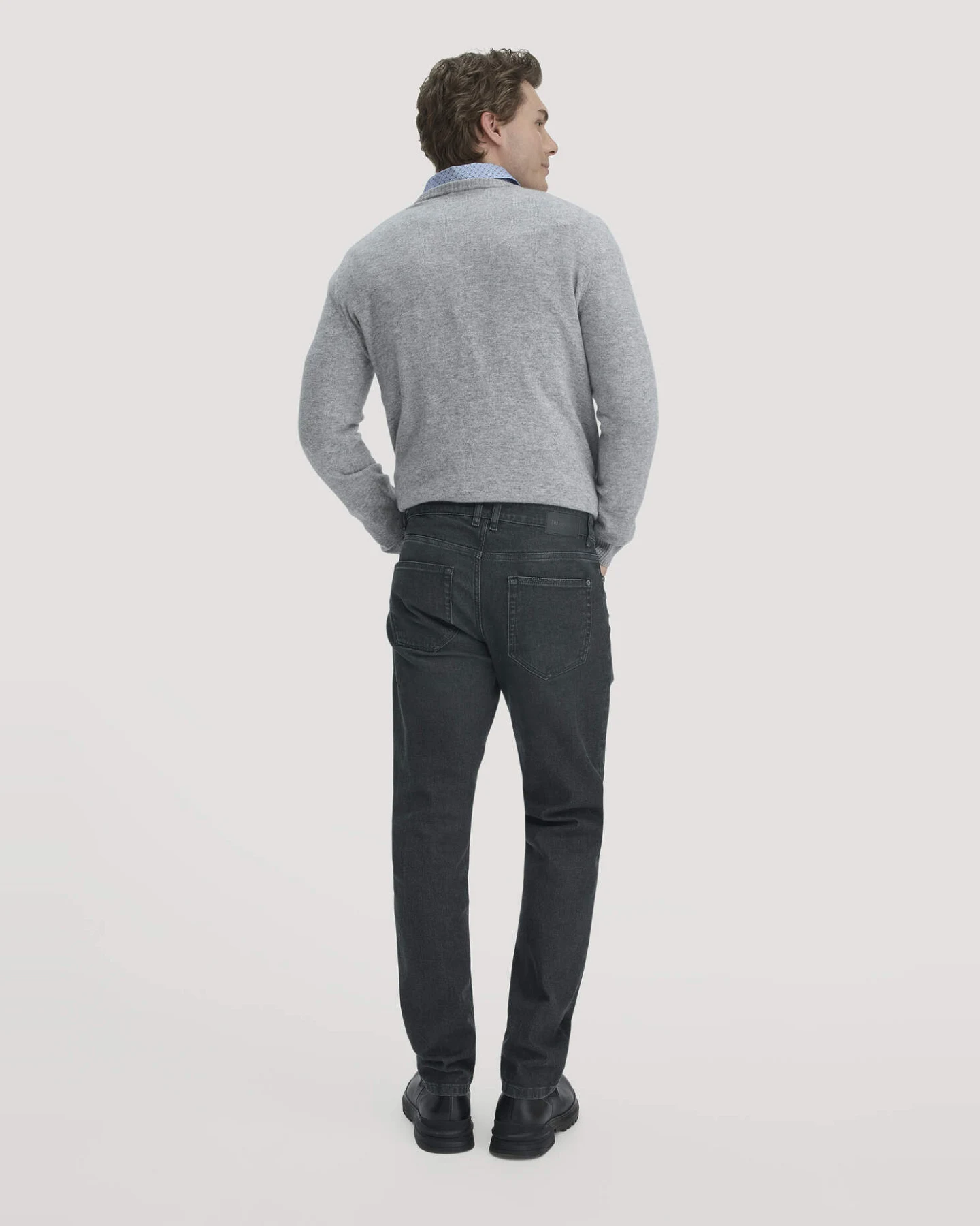 hessnatur Herren Jeans BEN Regular Straight BETTER RECYCLING aus Bio-Denim - schwarz - Größe 31/30 – Ansicht 2