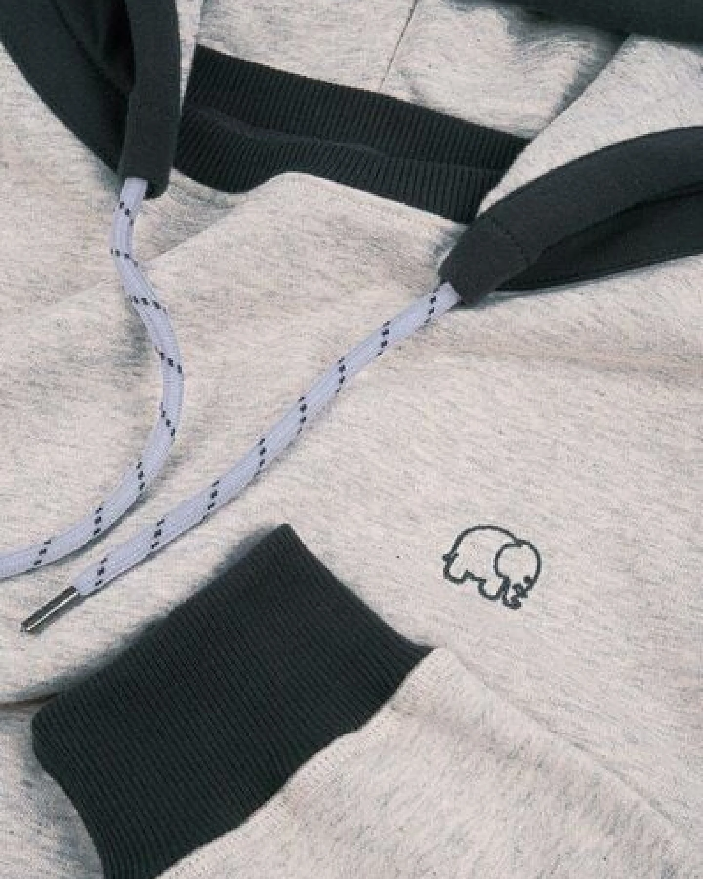 Trendsplant The Hooded Oversized Sweatshirt Warm Heather Grey/Scarab – Ansicht 4