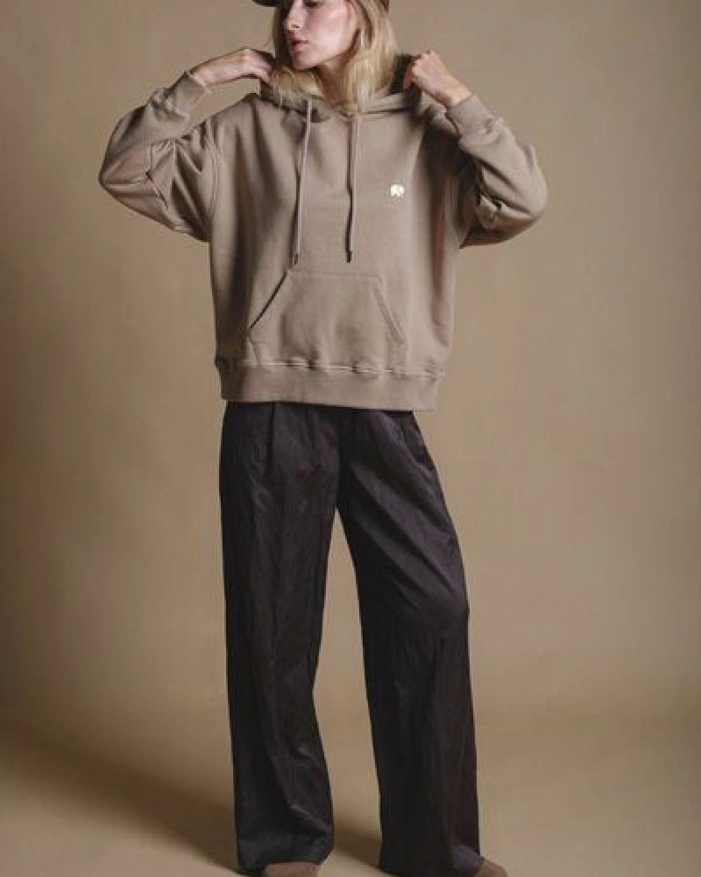 Trendsplant Women's Organic Essential Oversized Hoodie Desert Taupe – Ansicht 3