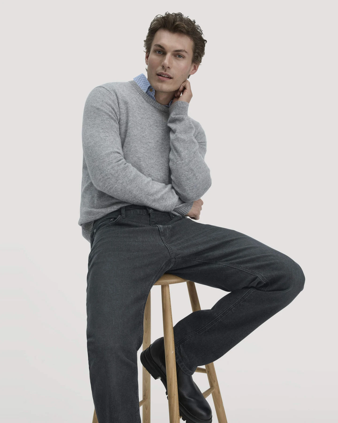 hessnatur Herren Jeans BEN Regular Straight BETTER RECYCLING aus Bio-Denim - schwarz - Größe 34/34 – Ansicht 4