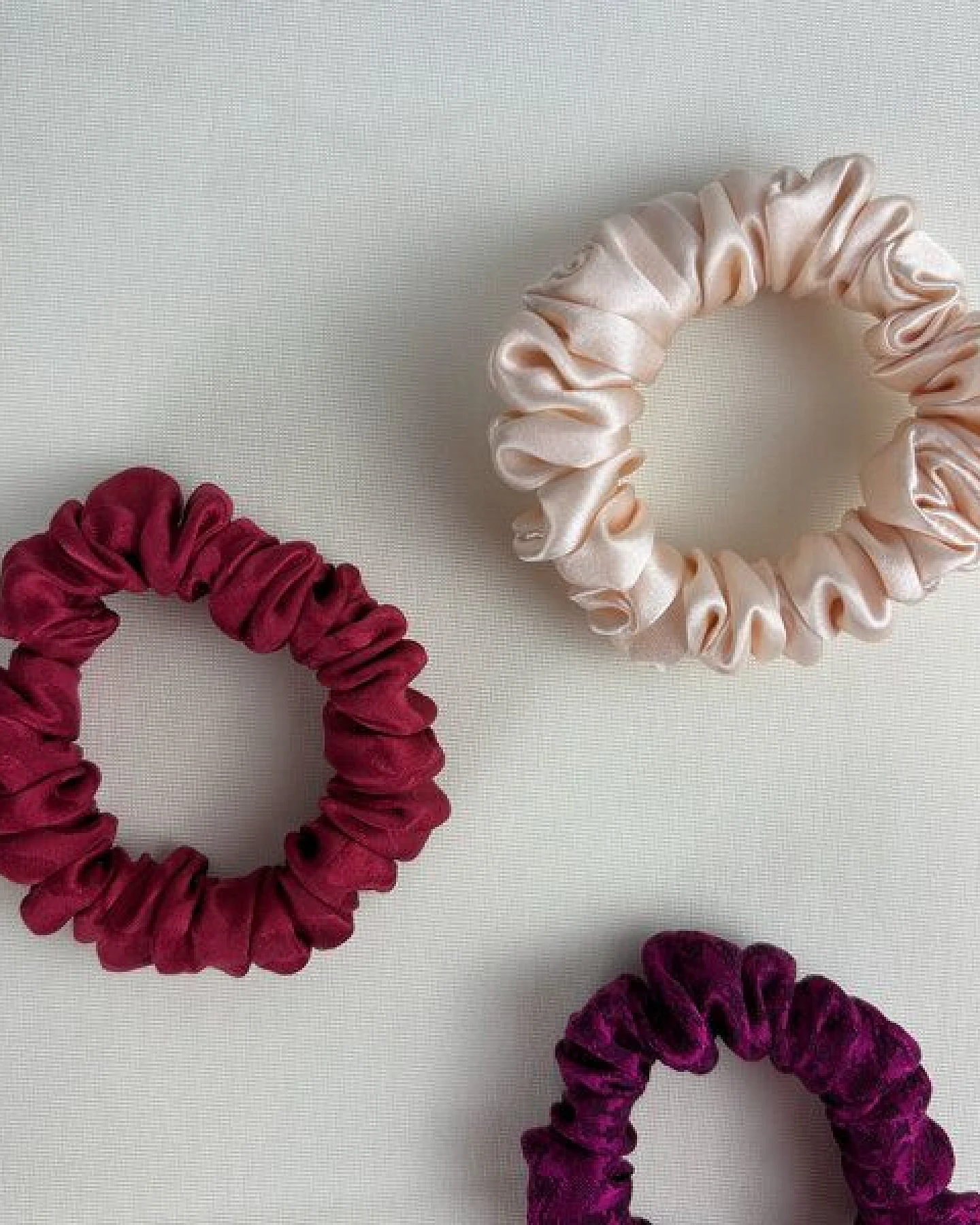 NOE Mini Scrunchie aus nachhaltiger Seide – Ansicht 2