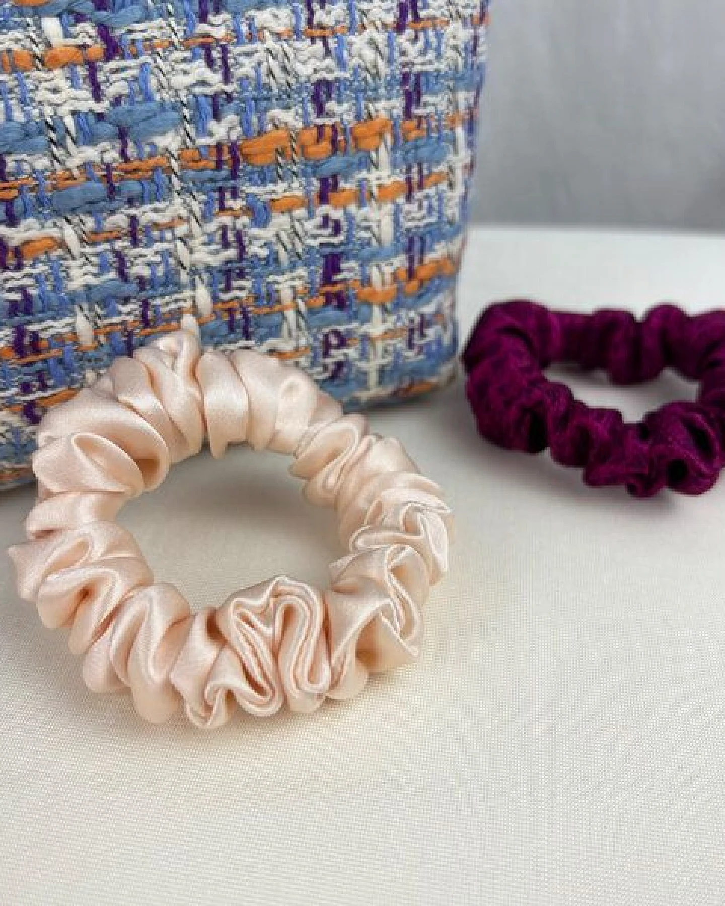 NOE Mini Scrunchie aus nachhaltiger Seide – Ansicht 4