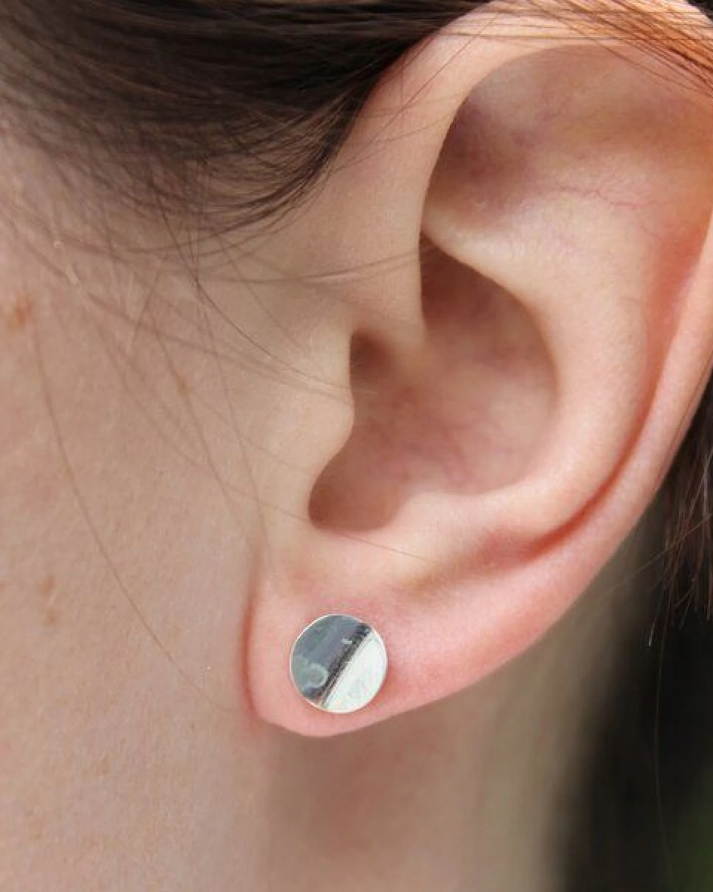 pakilia Silber Ohrstecker Platte wellig Fair-Trade und handmade – Ansicht 3