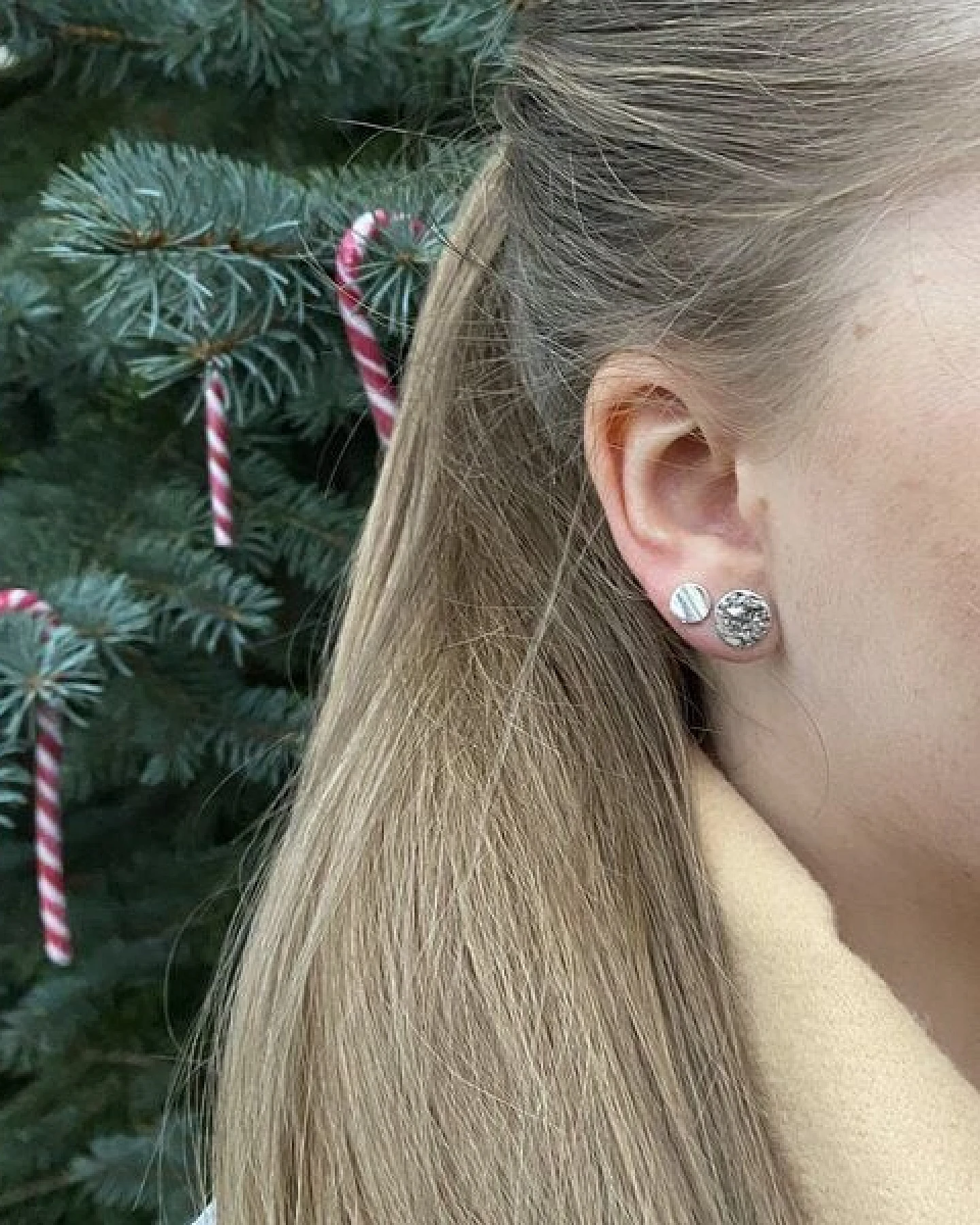 pakilia Silber Ohrstecker Platte wellig Fair-Trade und handmade – Ansicht 4