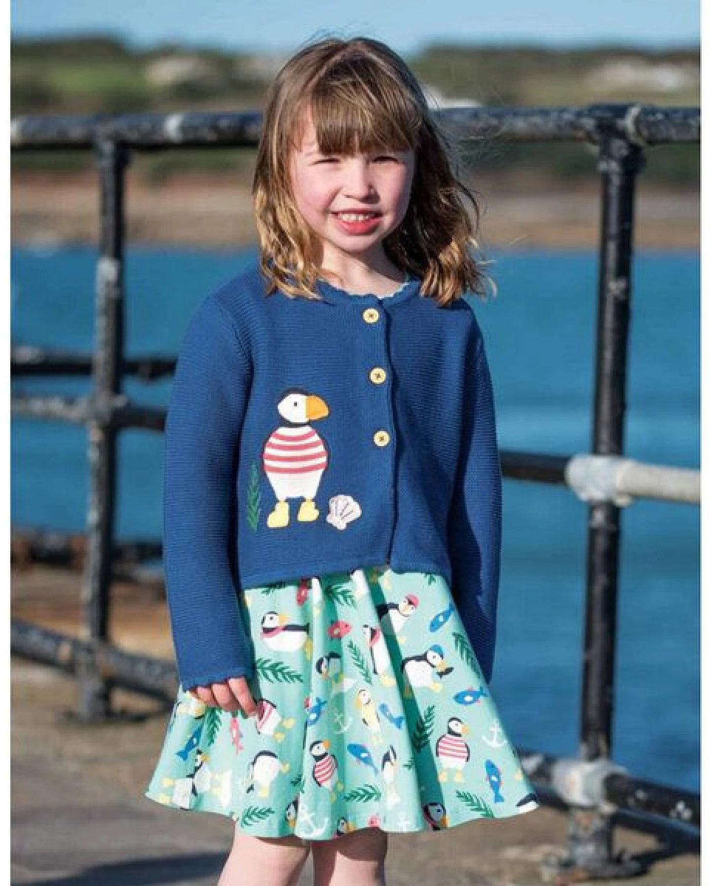 Frugi Strickjacke Milly Swing Papageientaucher in blau – Ansicht 2