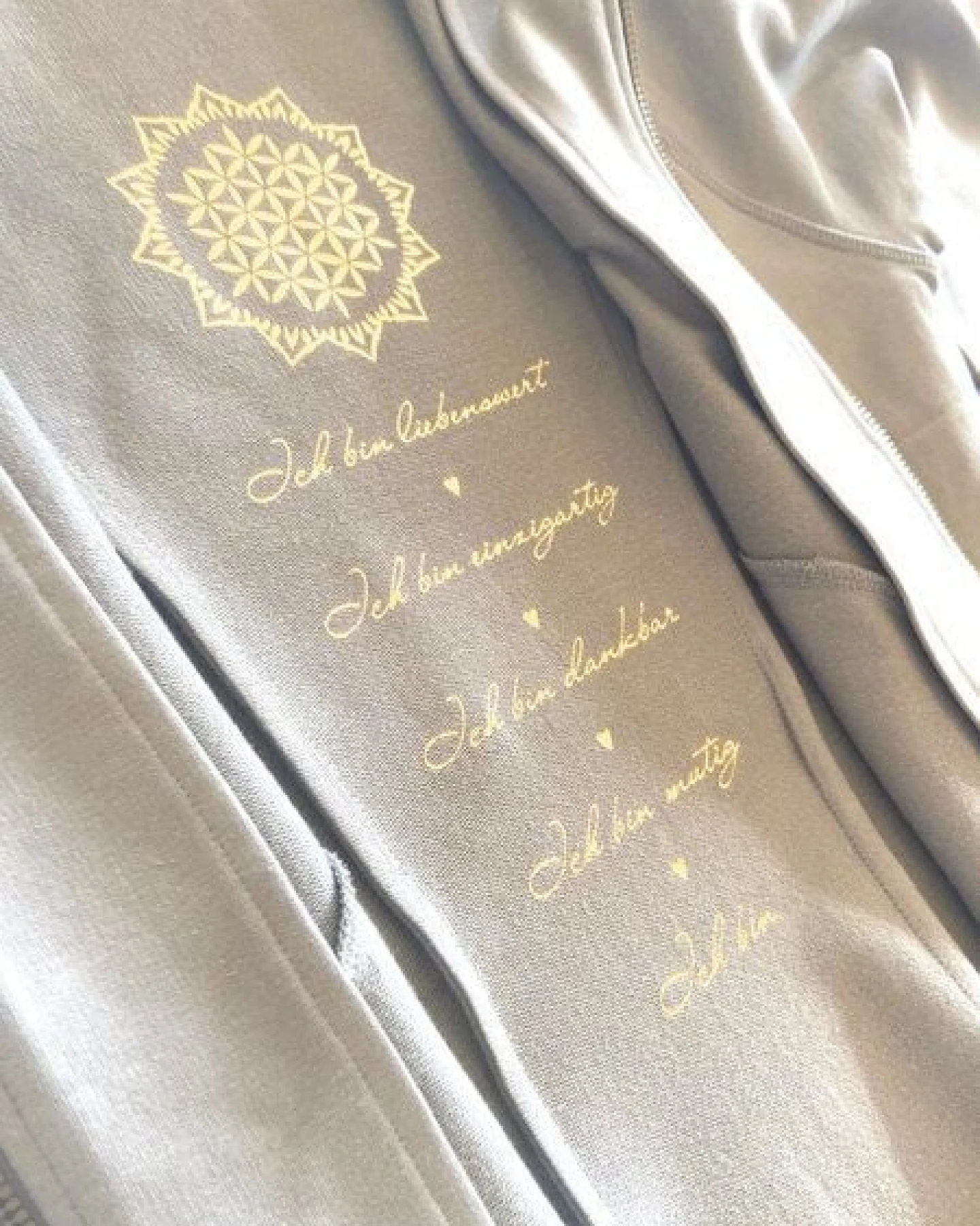 The Spirit of OM Sweat Jacke mit liebevollen Affirmationen im Innendruck – Ansicht 4