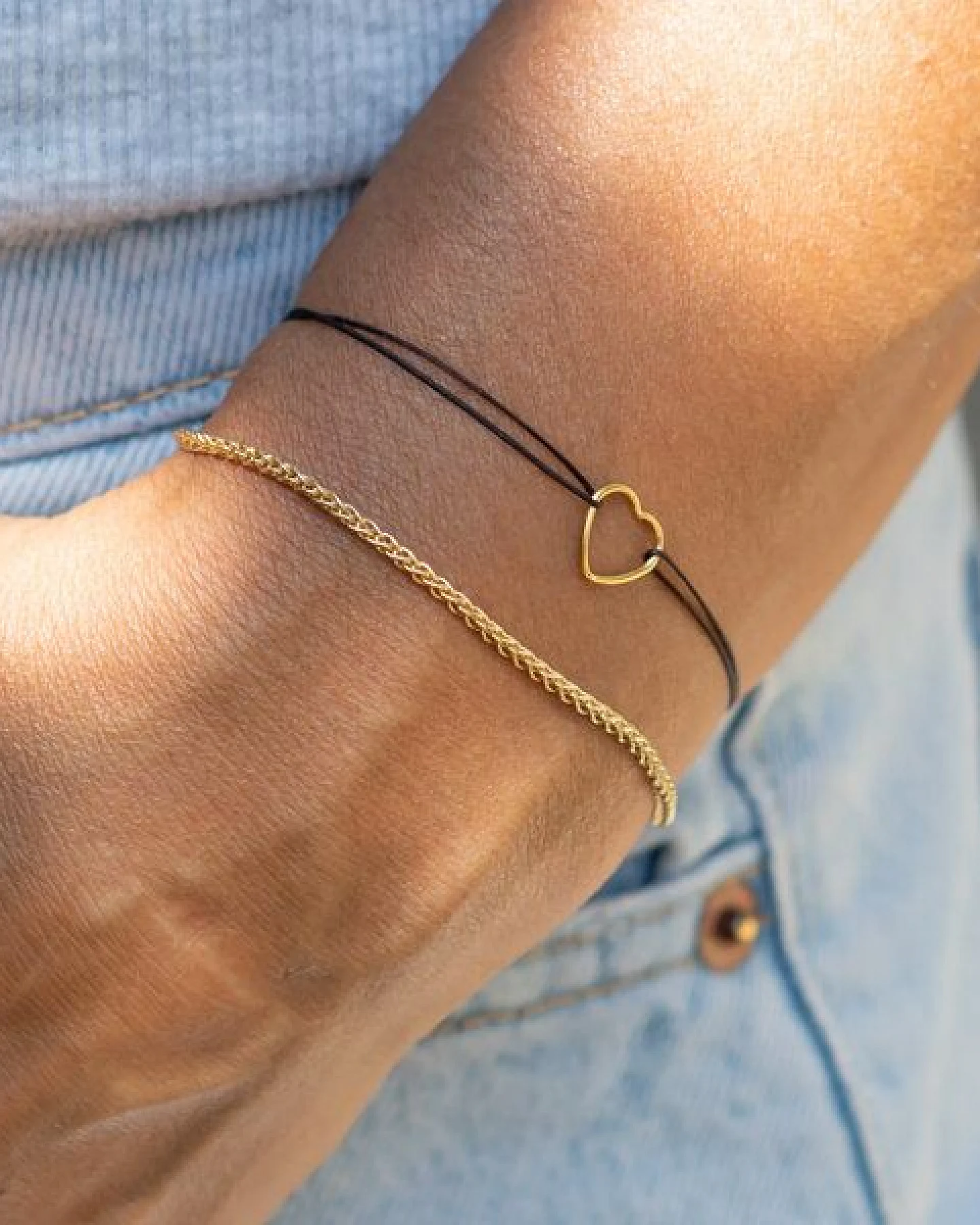 juni Stoffarmbändchen mit Herz und verstellbarer Schiebeperle aus recyceltem Gold - mehrere Farben – Ansicht 3