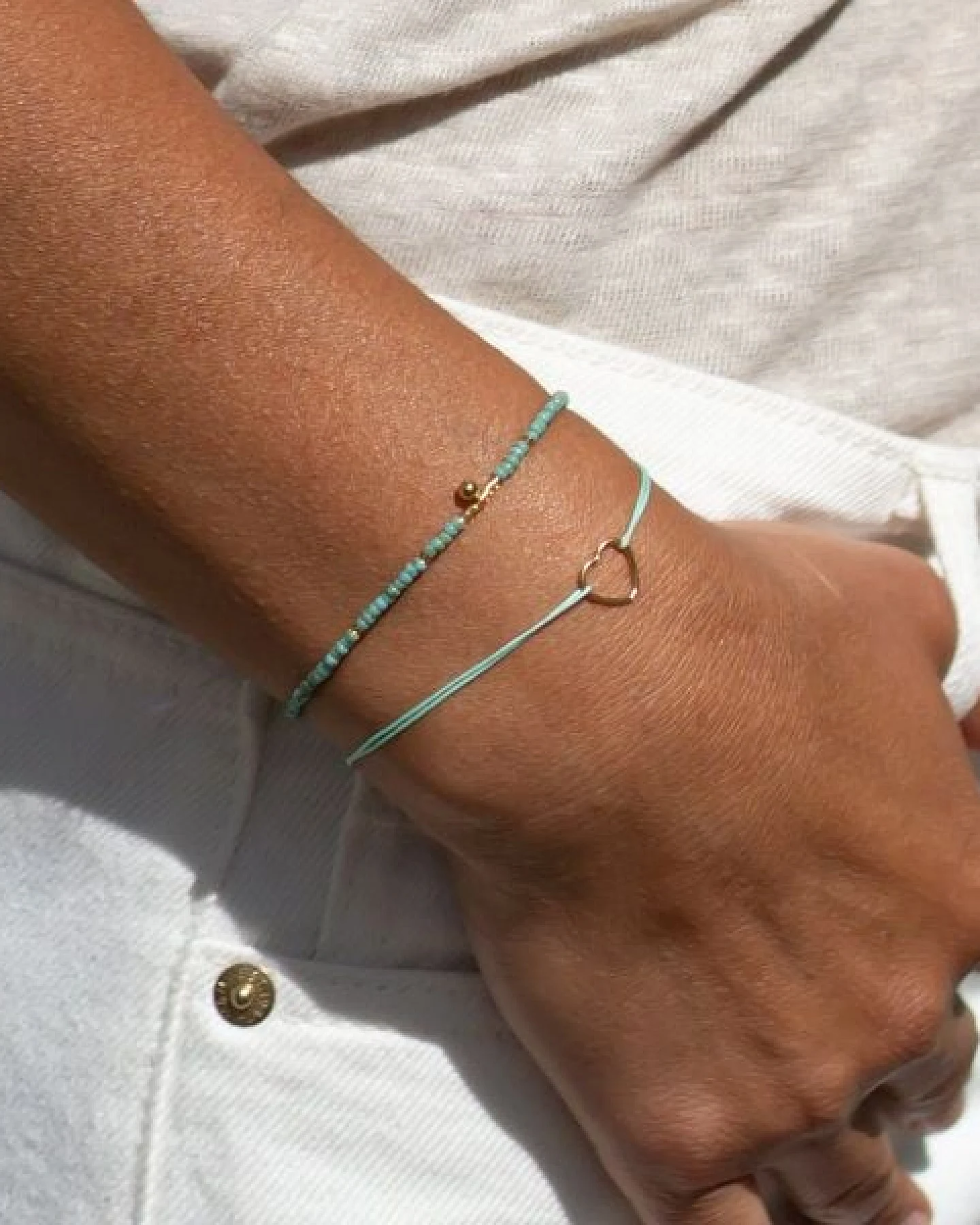 juni Stoffarmbändchen mit Herz und verstellbarer Schiebeperle aus recyceltem Gold - mehrere Farben – Ansicht 4