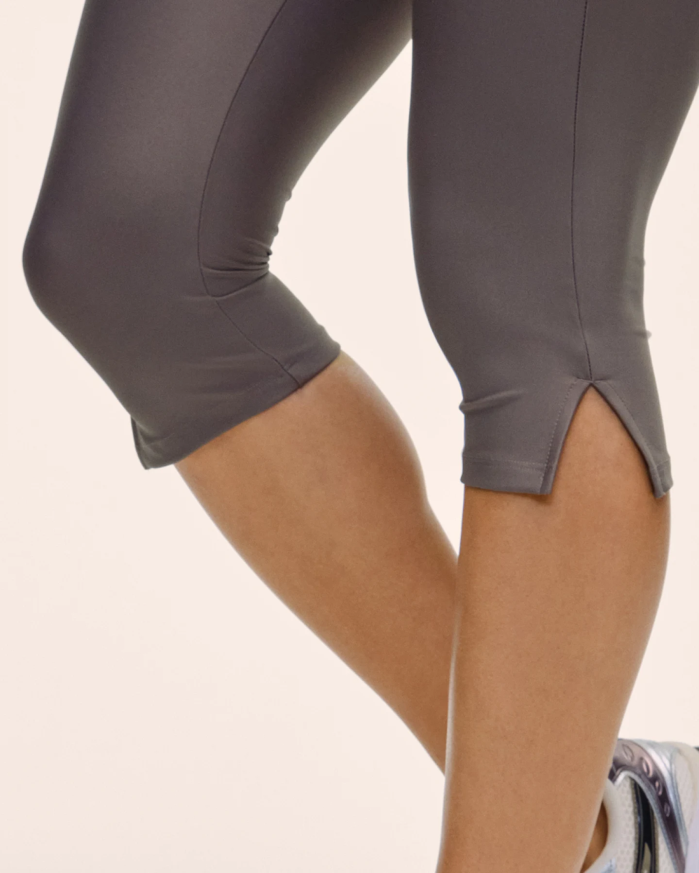 Casall Capri Slit Regular Waist Tights Dark Grey S – Ansicht 4