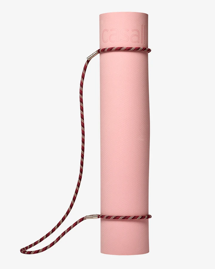 Casall Geflochtener Yoga-Tragegurt – Himbeere/Beige