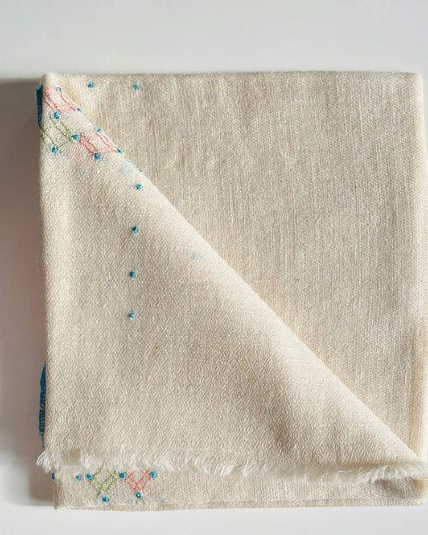 HeritageModa Natürlicher Pashmina-Stoff mit Handstickerei – Ansicht 3