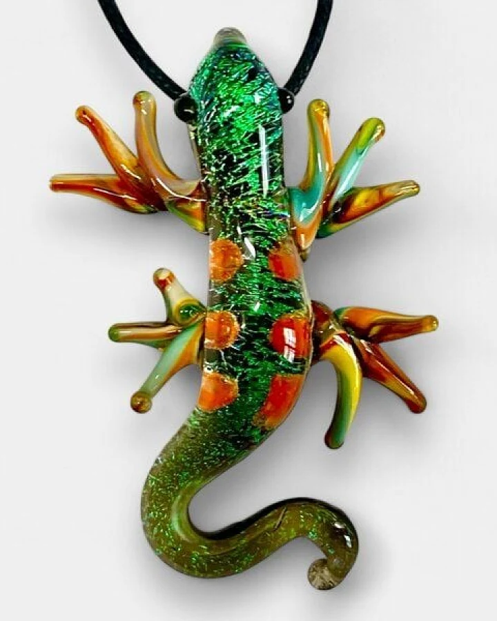 Der Lindwurm Kette mit Glasanhänger in Tierform