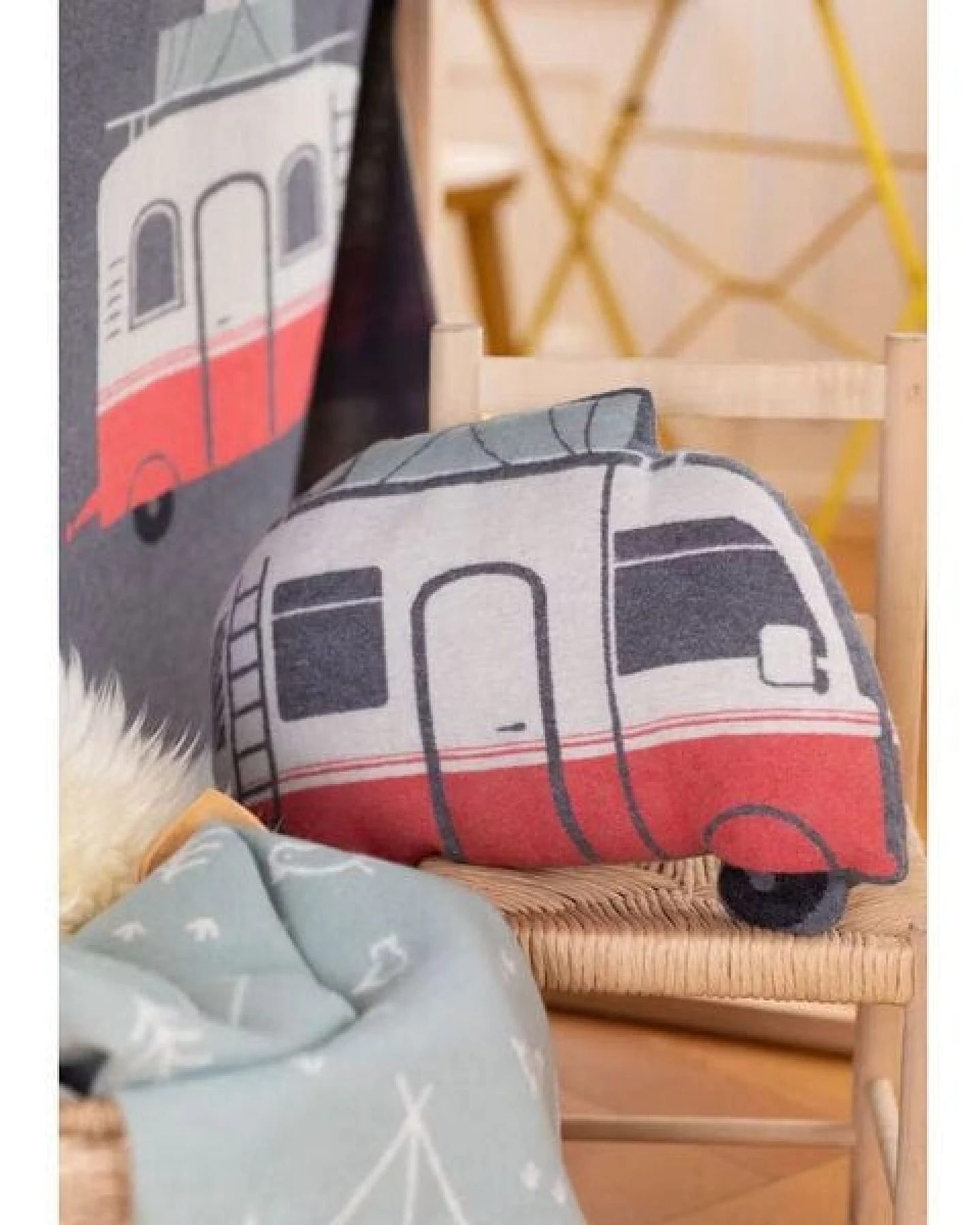 David Fussenegger Großes Kissen „Camper“, 33 x 43 cm aus Recycling-Baumwolle – Ansicht 3