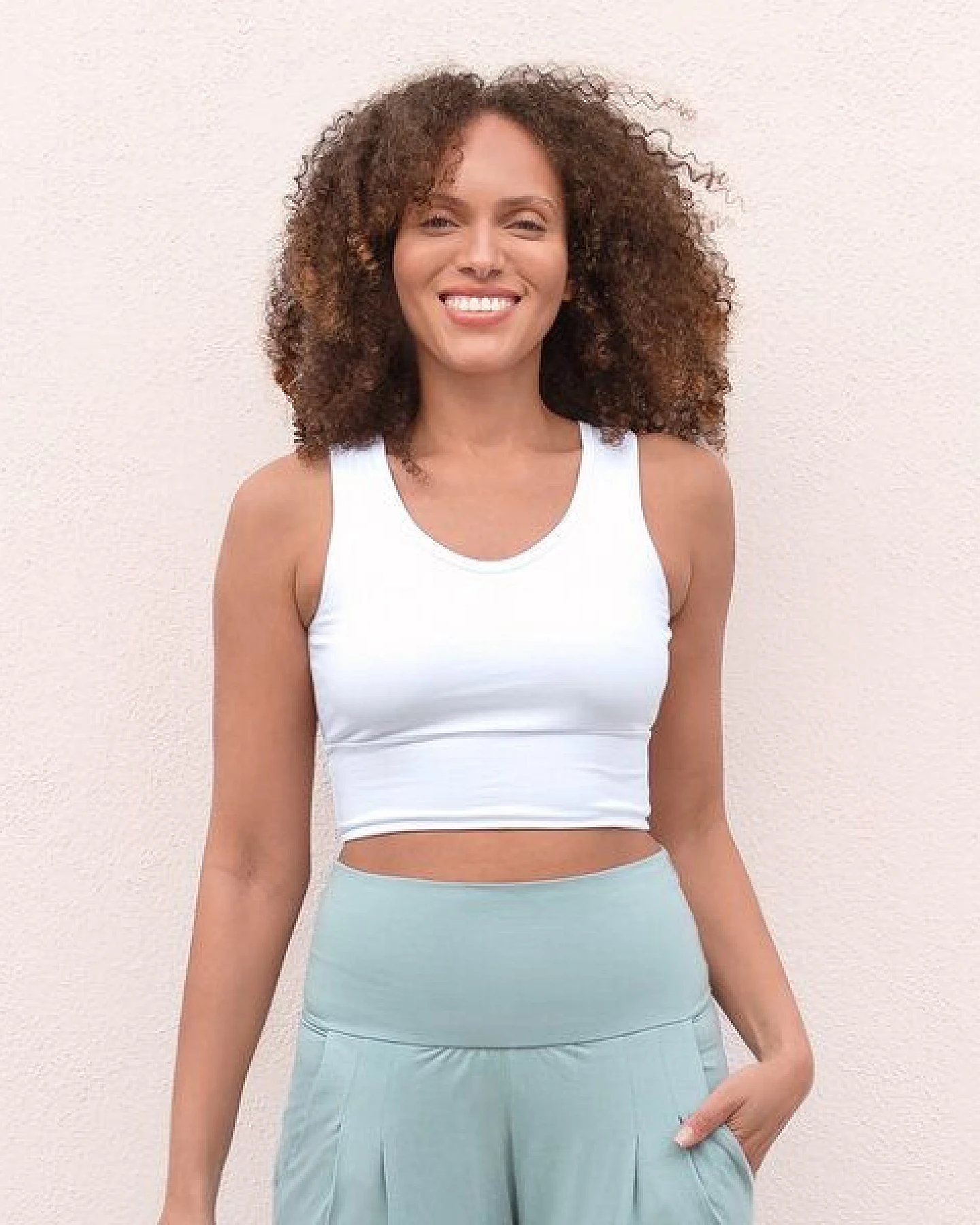 Jaya KURZES TOP SURYA - Bra/Croptop aus elastischer Biobaumwolle, Tankttop Stil vorne mit breiteren Trägern & raffiniertem Rücken – Ansicht 2
