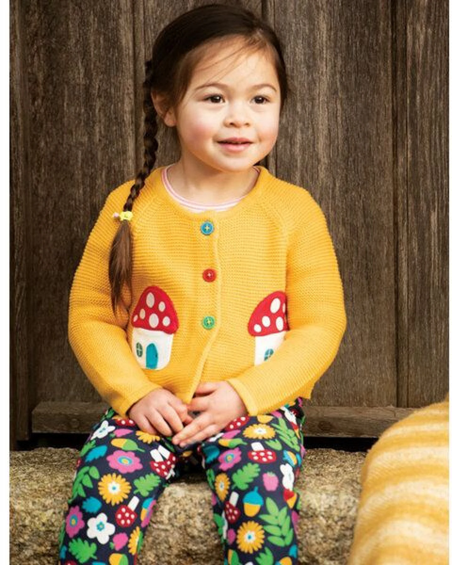 Frugi Strickjacke Little Annie Pilze in hummelgelb – Ansicht 2