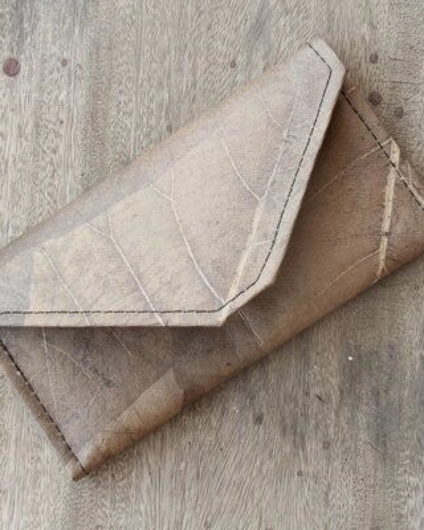 BY COPALA Nachhaltiges Portemonnaie aus recycelten Blättern in schwarz – vegan & umweltfreundlich – Ansicht 3