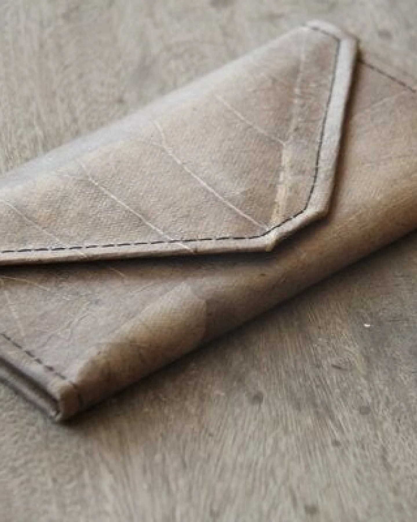 BY COPALA Nachhaltiges Portemonnaie aus recycelten Blättern in schwarz – vegan & umweltfreundlich – Ansicht 3