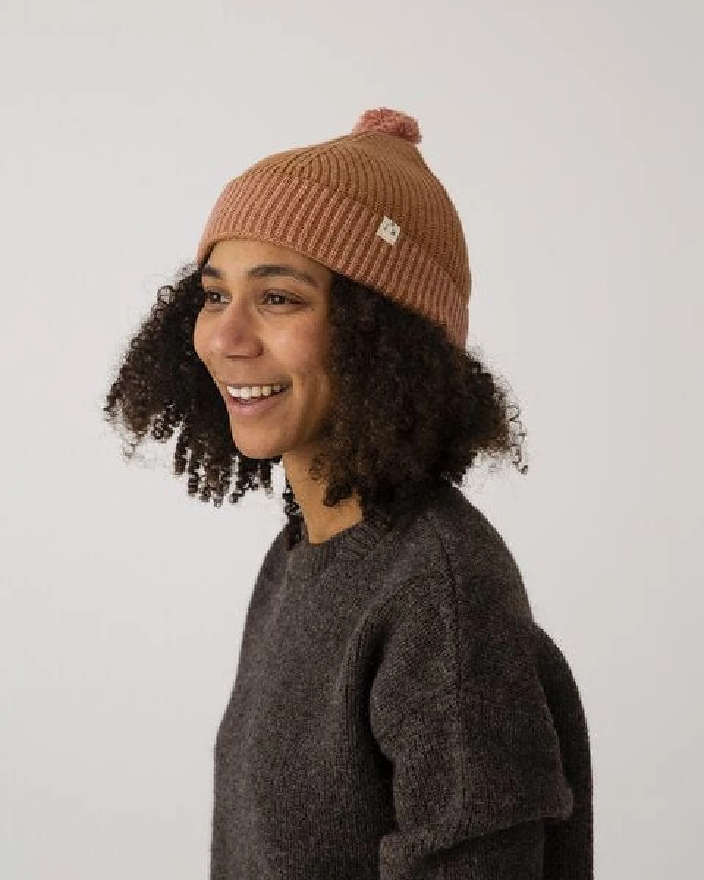 Matona Strickmütze mit Bommel für Kinder und Erwachsene aus recycelter Wolle / Pom Pom Beanie – Ansicht 2