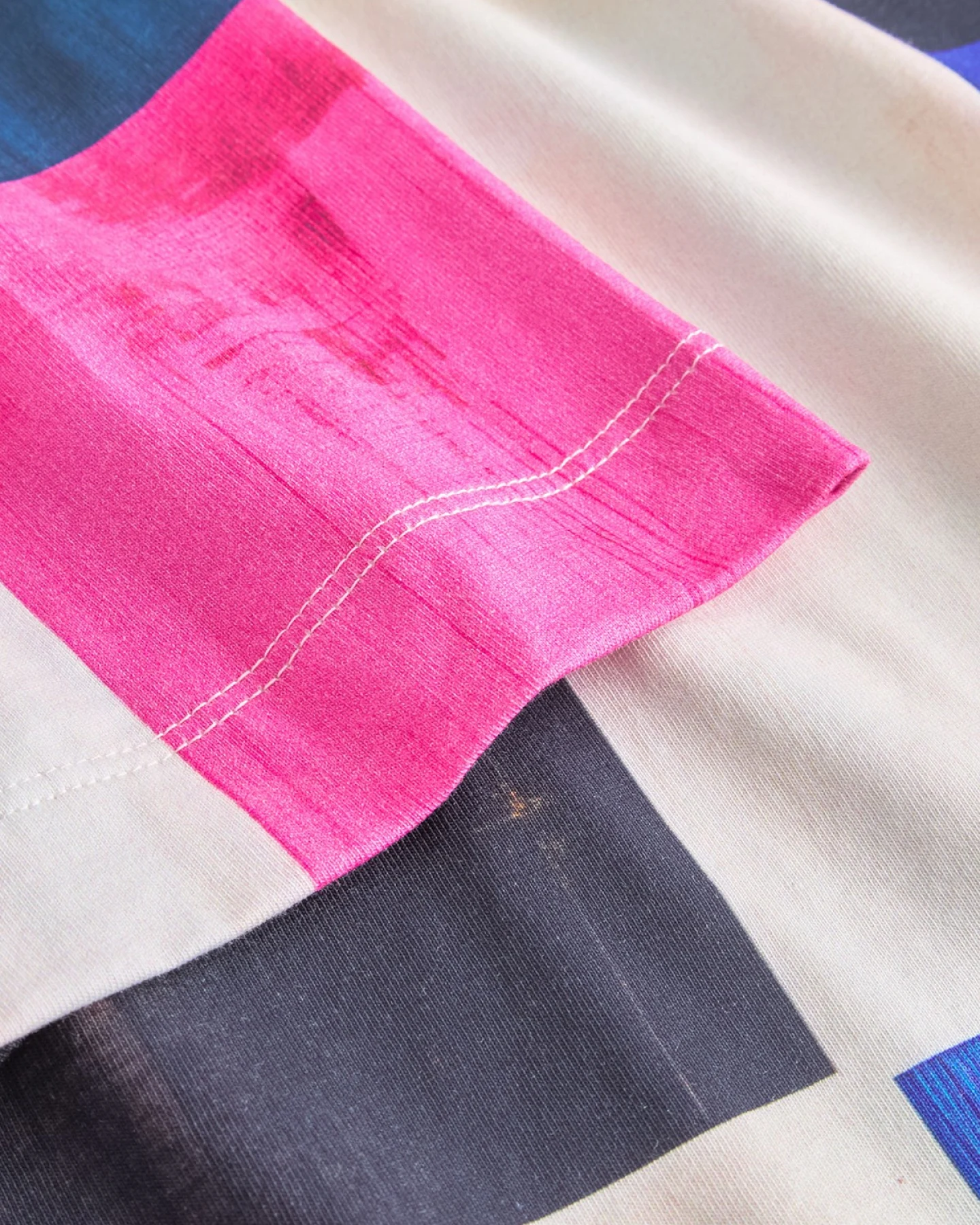 T-Shirt Vadstena Abstract Block Multi Color Rosa – Ansicht 4