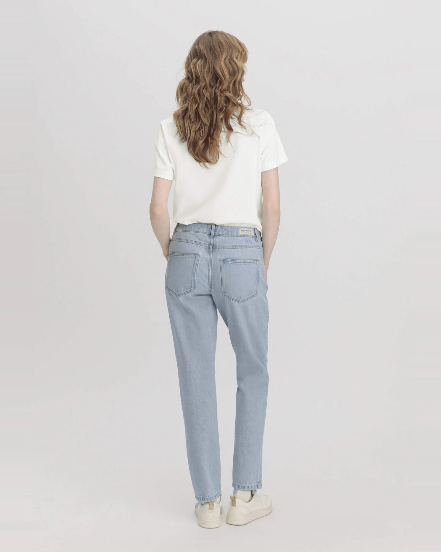 hessnatur Damen Jeans HANNA Mom High Rise aus Bio-Denim - blau - Größe 34/32 – Ansicht 2