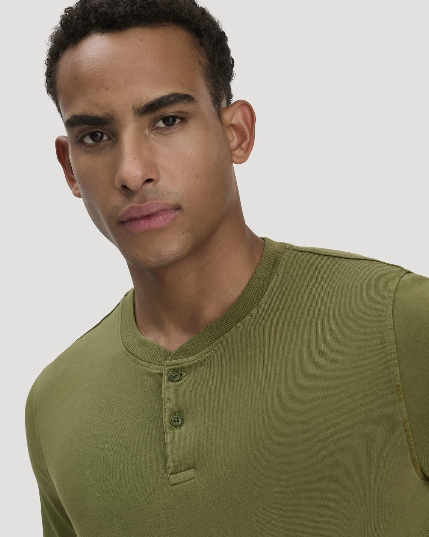 hessnatur Herren Heavy Jersey Henley Shirt Relaxed aus Bio-Baumwolle - grün - Größe 54 – Ansicht 4