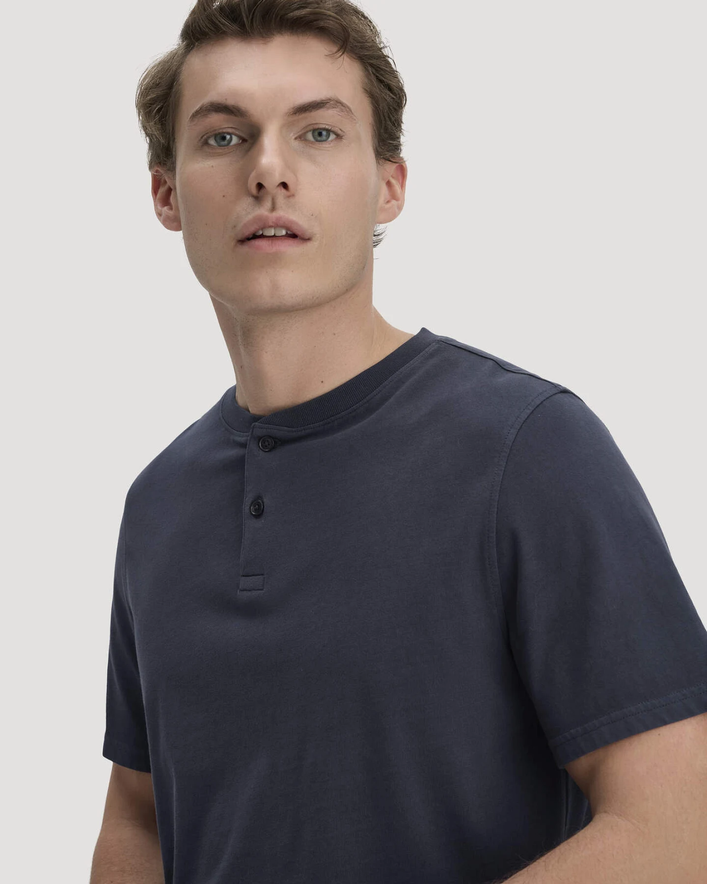 hessnatur Herren Heavy Jersey Henley Shirt Relaxed aus Bio-Baumwolle - blau - Größe 46 – Ansicht 4