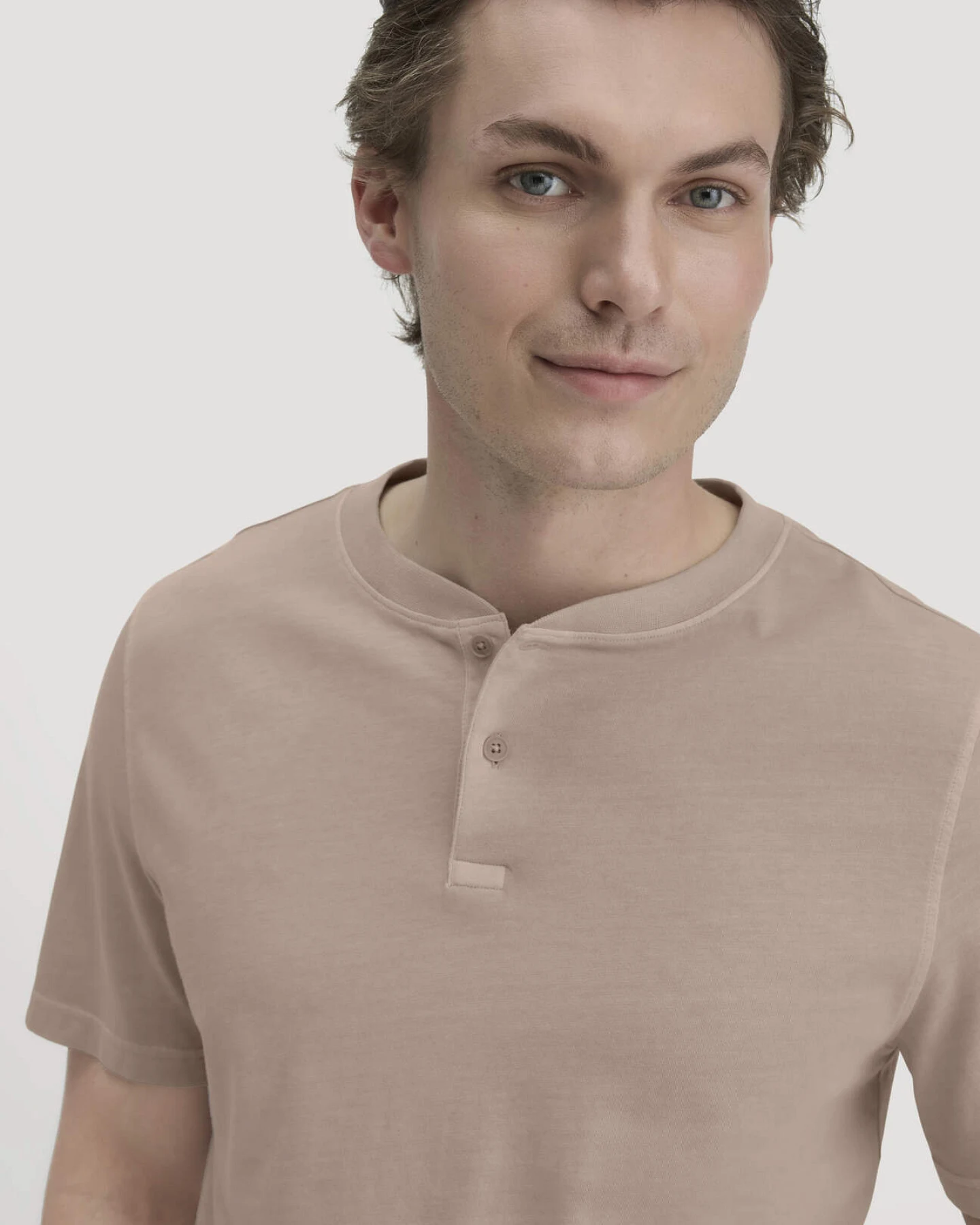 hessnatur Herren Heavy Jersey Henley Shirt Relaxed aus Bio-Baumwolle - beige - Größe 46 – Ansicht 4
