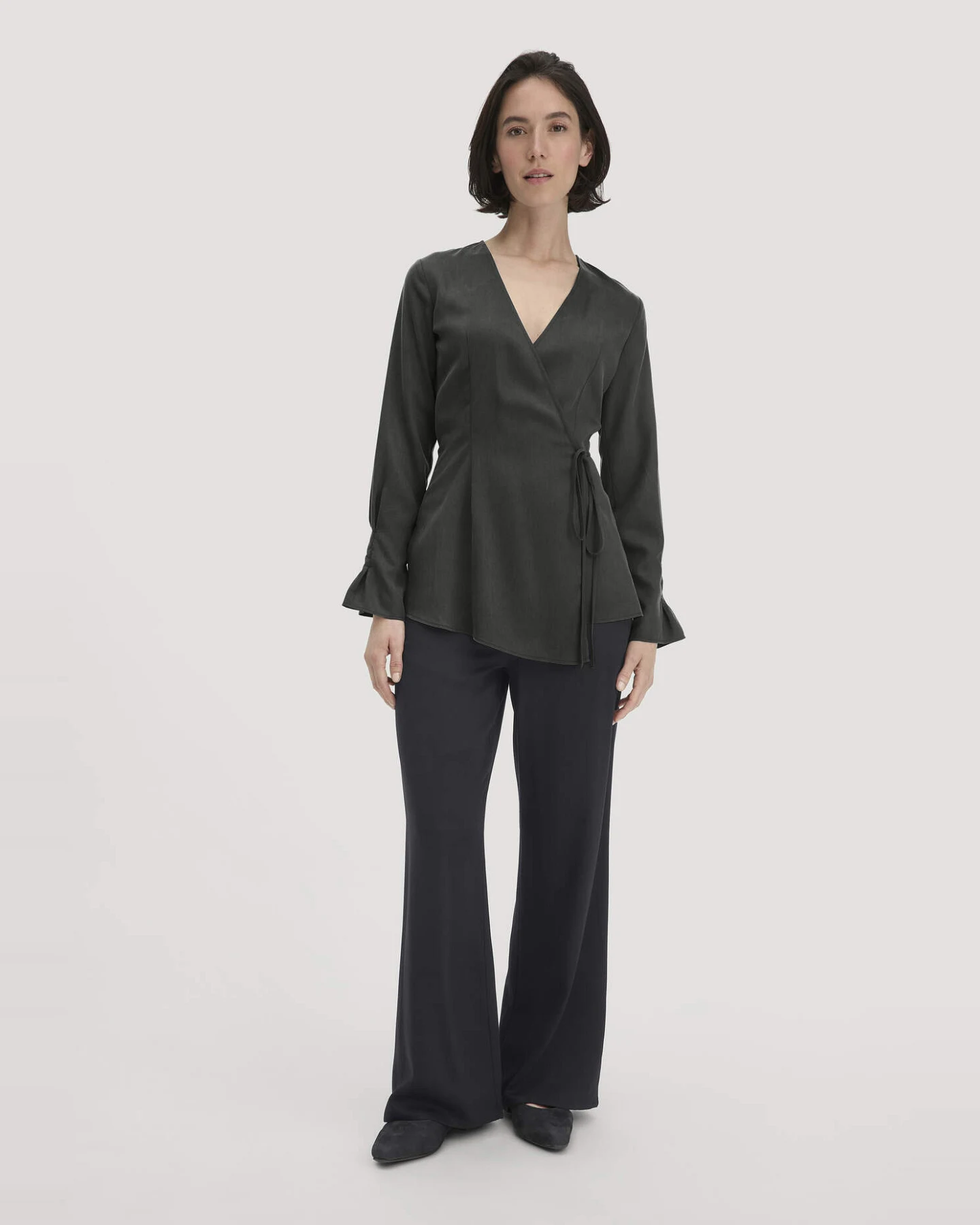 hessnatur Damen Wickelbluse Regular aus TENCEL™ Lyocell - grün - Größe 40 – Ansicht 2