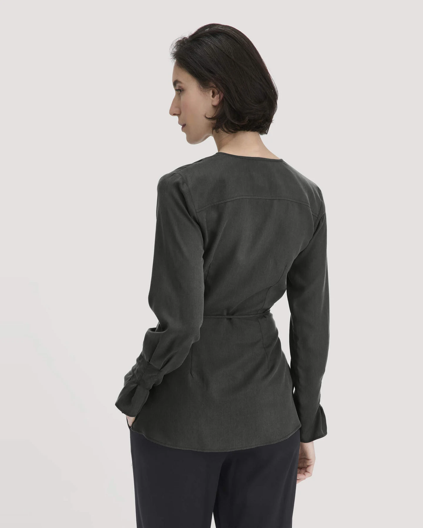 hessnatur Damen Wickelbluse Regular aus TENCEL™ Lyocell - grün - Größe 42 – Ansicht 3
