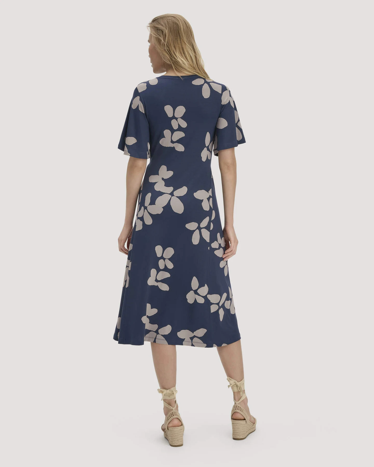 hessnatur Damen Print Jersey Kleid kniebedeckend Slim aus TENCEL™ Lyocell - blau - Größe 38 – Ansicht 2