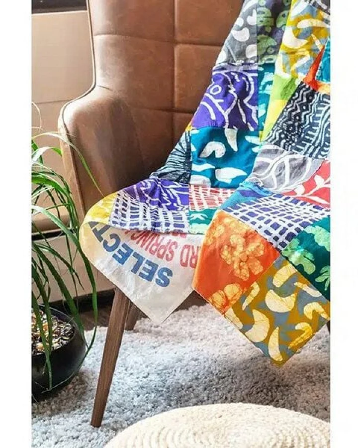 Global Mamas Batik-Patchworkdecke aus Biobaumwolle & Upcycling Mehlsack