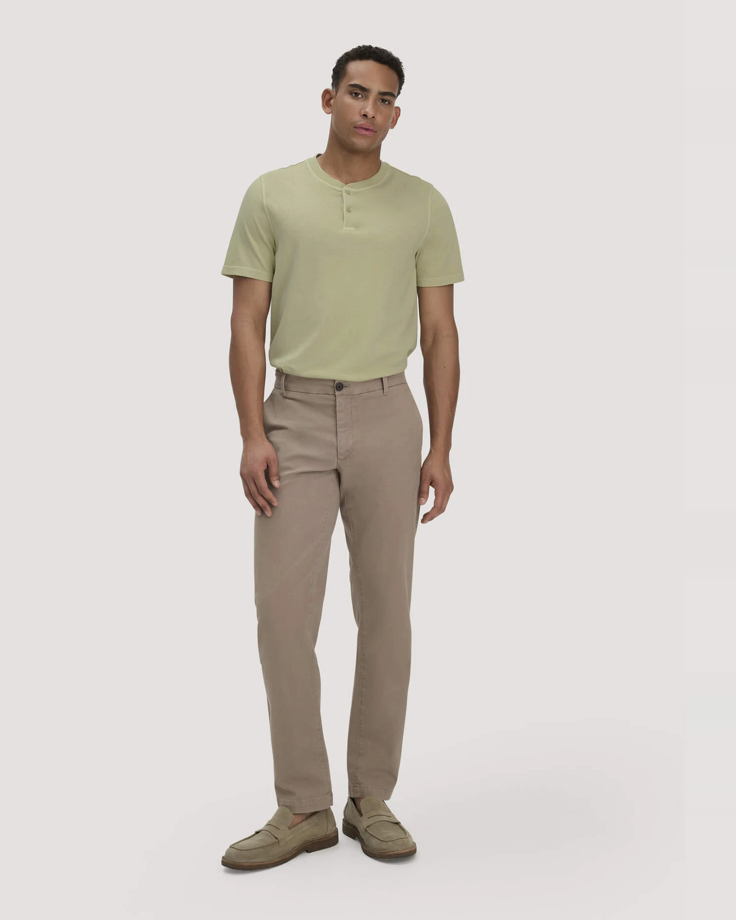 hessnatur Herren Heavy Jersey Henley Shirt Relaxed aus Bio-Baumwolle - grün - Größe 50 – Ansicht 2