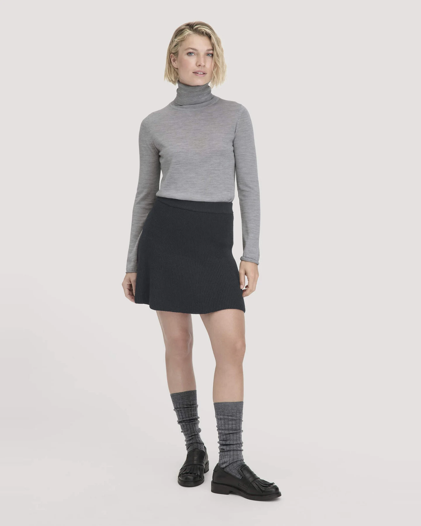 hessnatur Damen Strick Rollkragen Pullover Slim aus Bio-Merinowolle - grau - Größe M – Ansicht 2