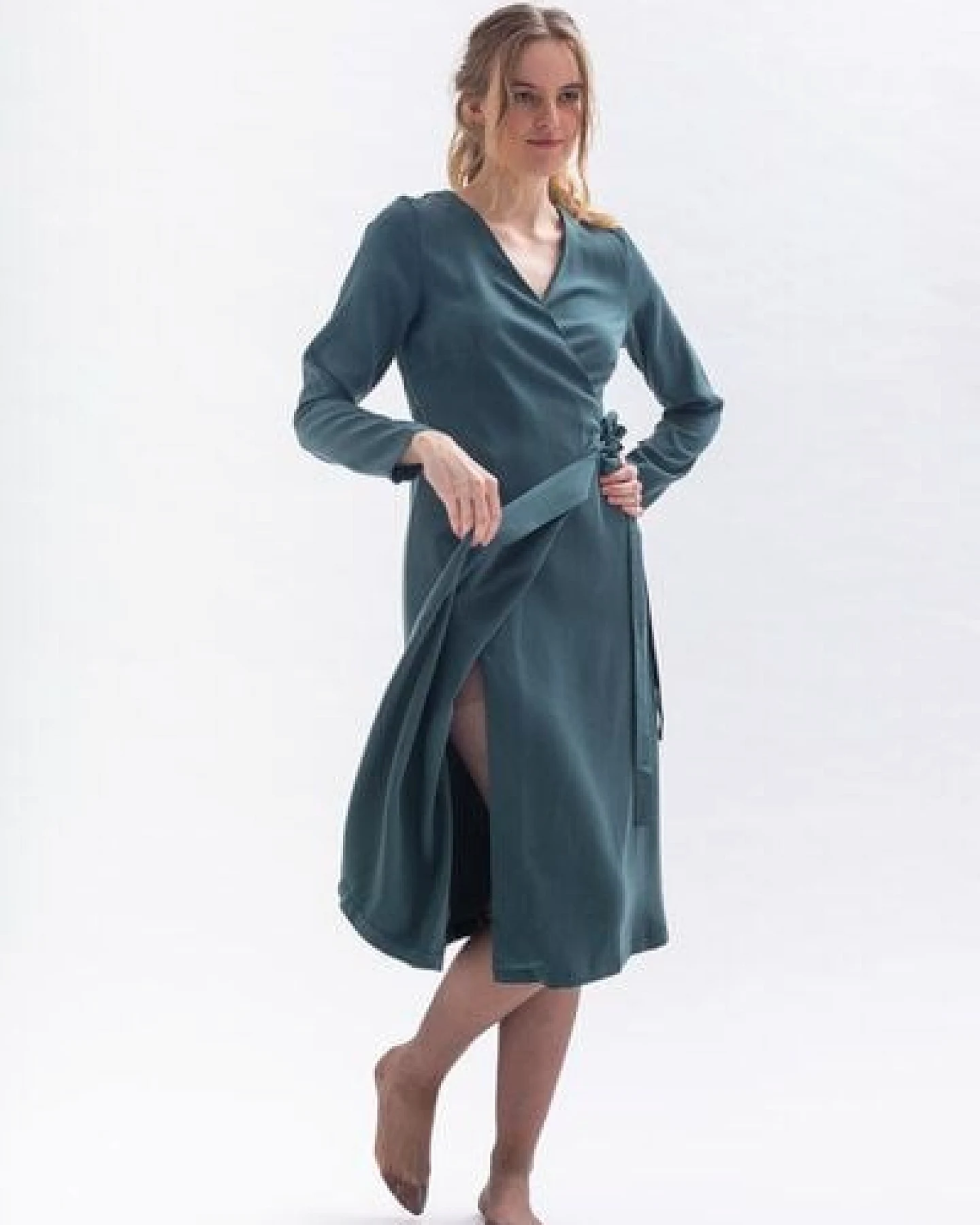 Studio Hertzberg Wickelkleid Kleid CU-RIIE aus Tencel in grün, rot und blau – Ansicht 4