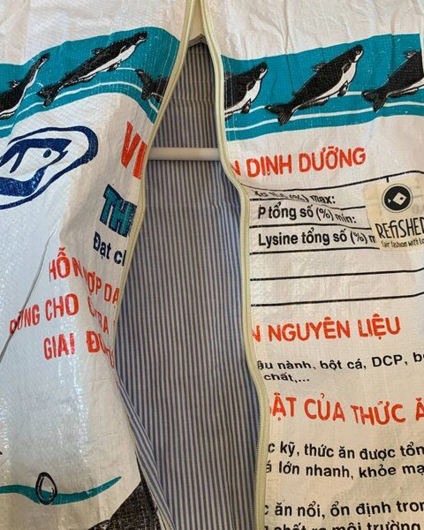 REFISHED fair fashion Kleidersack 'SUIT BAG' - upcycelte Fischfuttersäcke – Ansicht 2