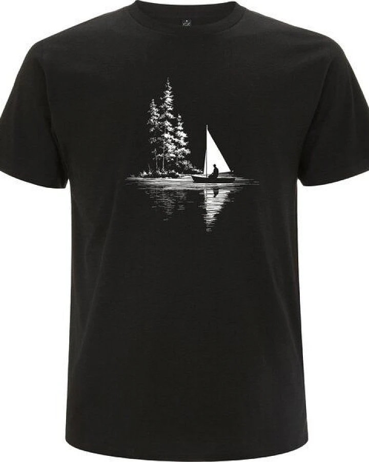 Spreecult Segelboot - Bio und Fair - Männer Unisex T-Shirt - Wald Wasser