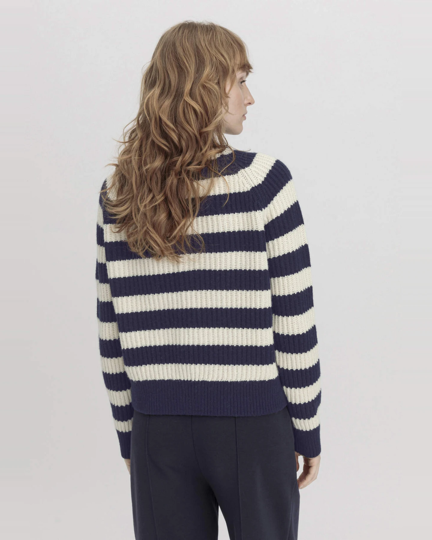 hessnatur Damen Strickjacke Streifen Relaxed aus Bio-Merinowolle mit Bio-Baumwolle - blau - Größe M – Ansicht 3