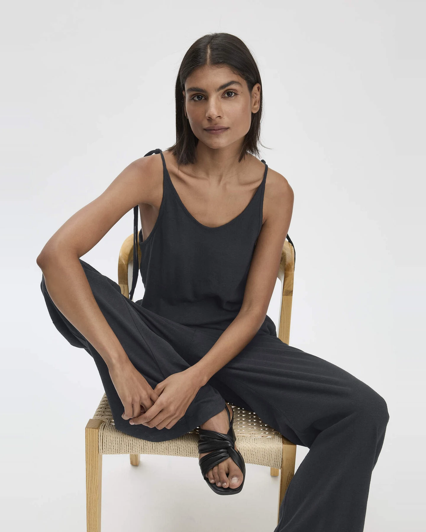 hessnatur Damen Jersey Jumpsuit Relaxed aus Leinen und Bio-Baumwolle - schwarz - Größe 34 – Ansicht 4