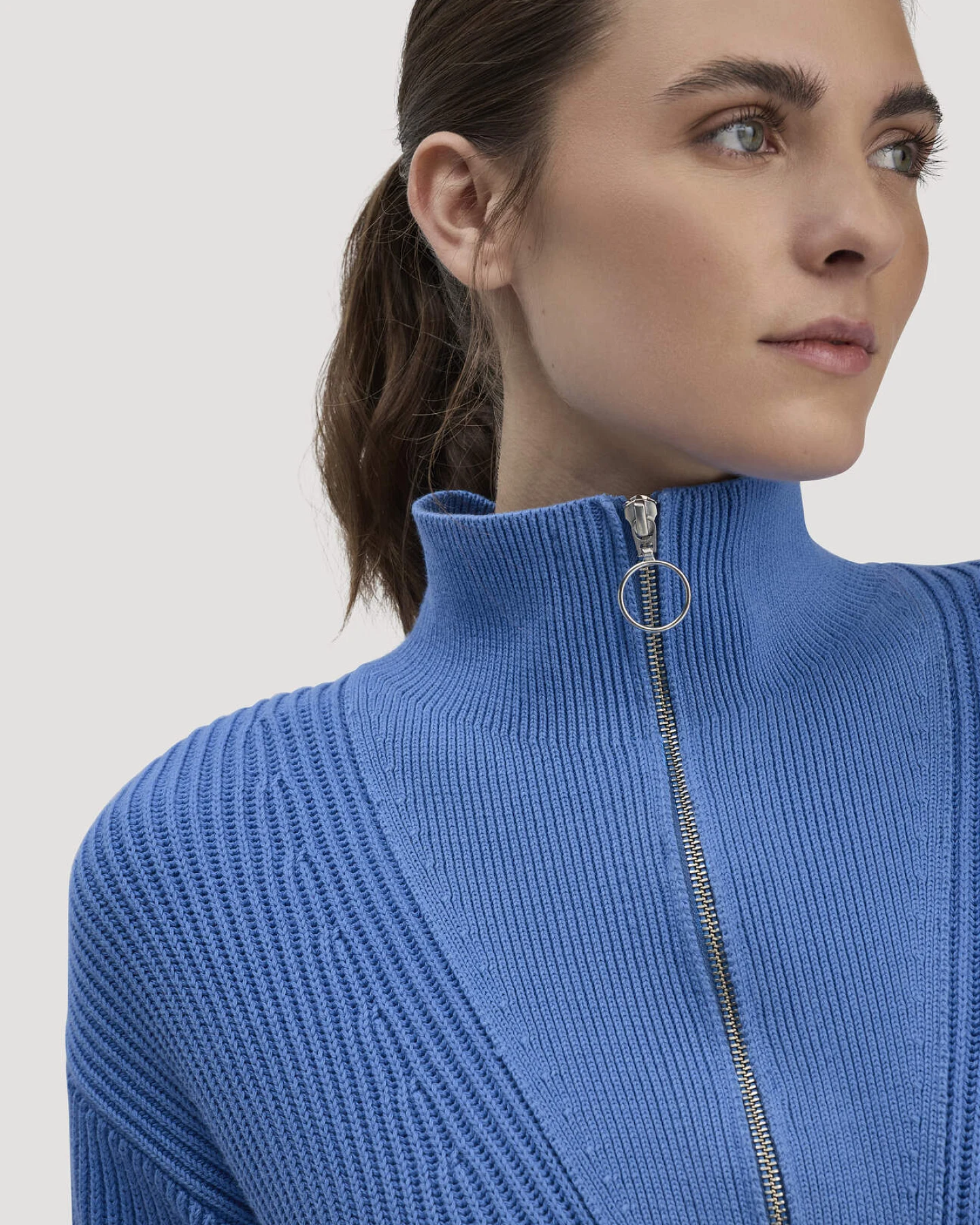 hessnatur Damen Strick Troyer Relaxed aus Bio-Baumwolle - blau - Größe S – Ansicht 4