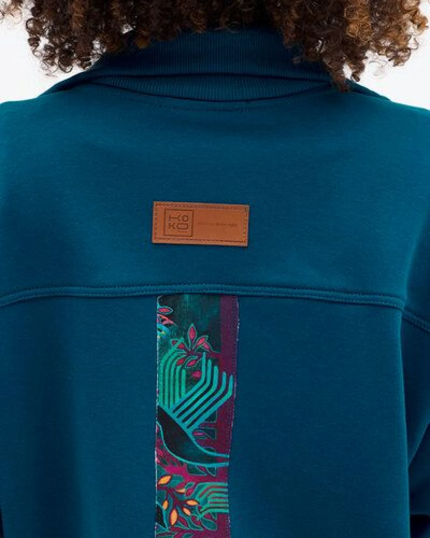 KOKOworld Sweatshirt Wolf – Durchgehender Reißverschluss – Große, aufgesetzte Taschen – Passe mit dekorativem Koko-Label – Fair produziert in Polen – Ansicht 2
