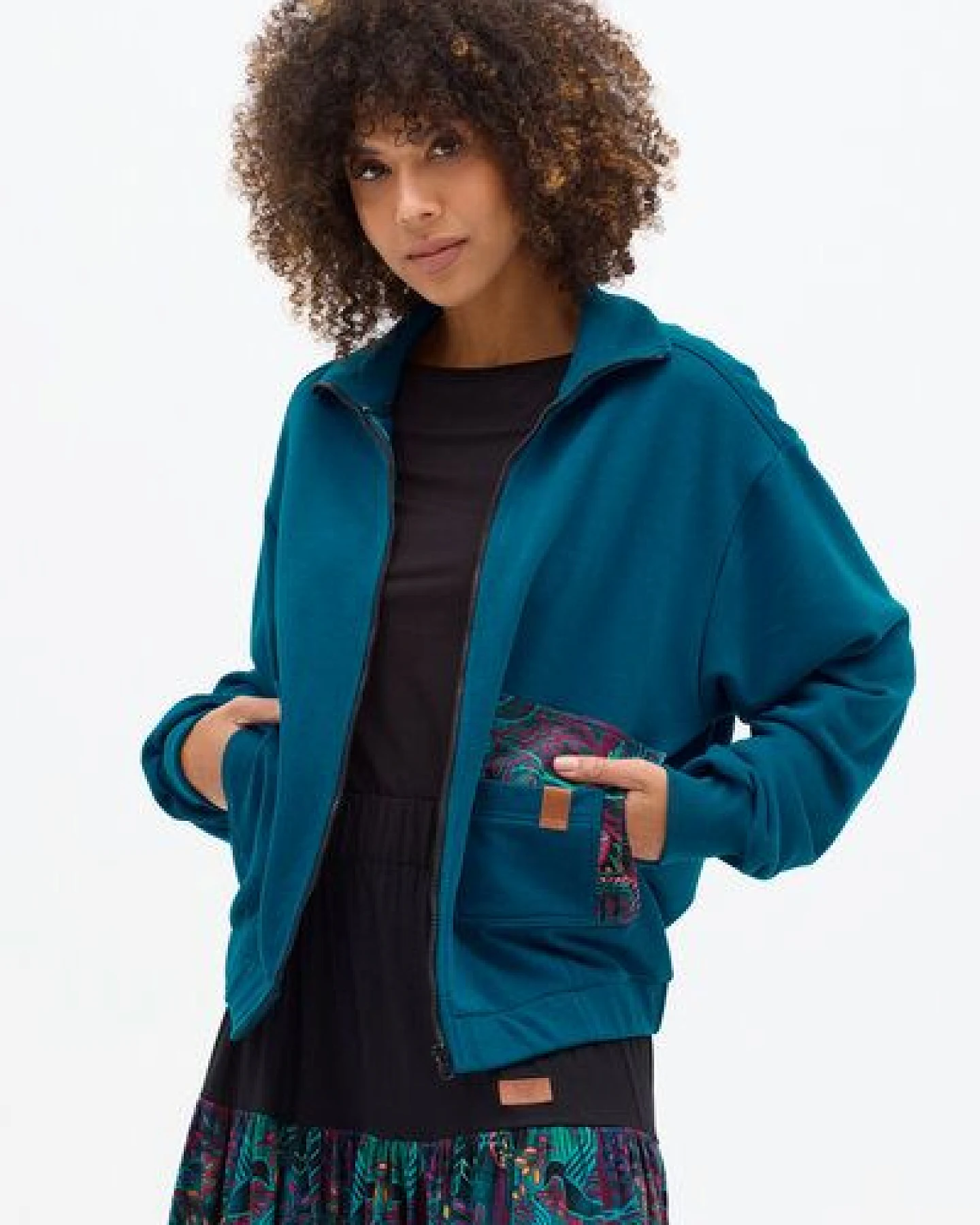 KOKOworld Sweatshirt Wolf – Durchgehender Reißverschluss – Große, aufgesetzte Taschen – Passe mit dekorativem Koko-Label – Fair produziert in Polen – Ansicht 4