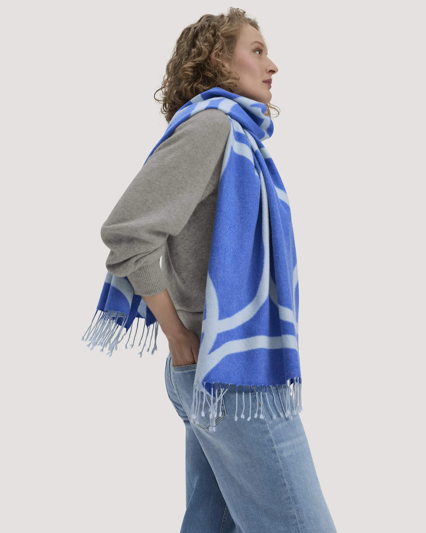 hessnatur Damen Schal mit Signé aus Schurwolle - blau - Größe 60x200 cm – Ansicht 2