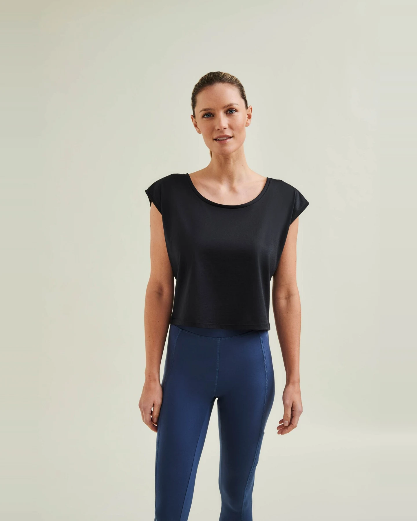 Wellicious Cropped Dance Vest - Caviar Black M – Ansicht 2