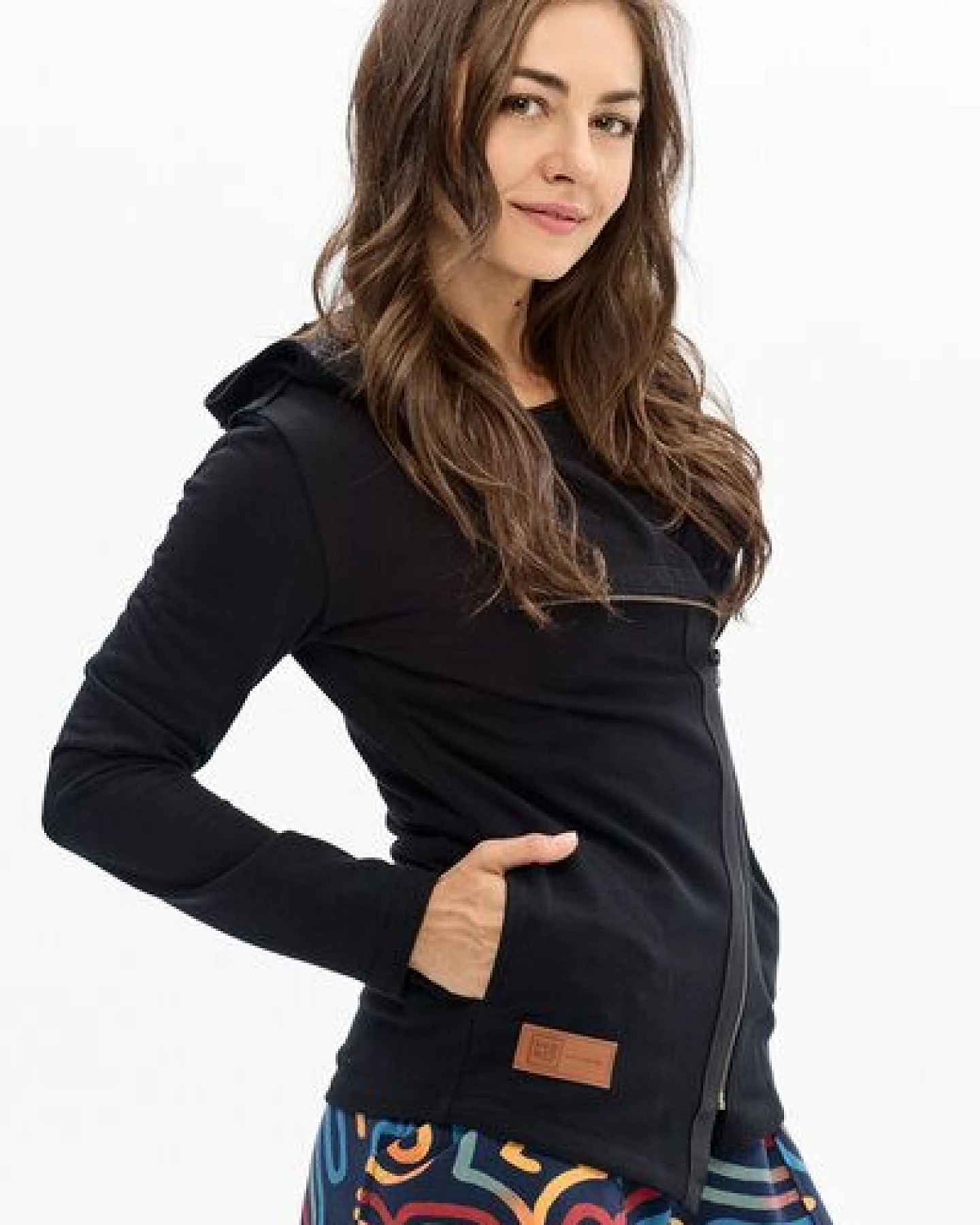 KOKOworld Hoodie Moluki Schwarz – Asymmetrischer Reißverschluss – mit Kapuze & Taschen – Bio-Baumwolle – nachhaltig & fair produziert in der EU – Streetwear Style – Ansicht 2
