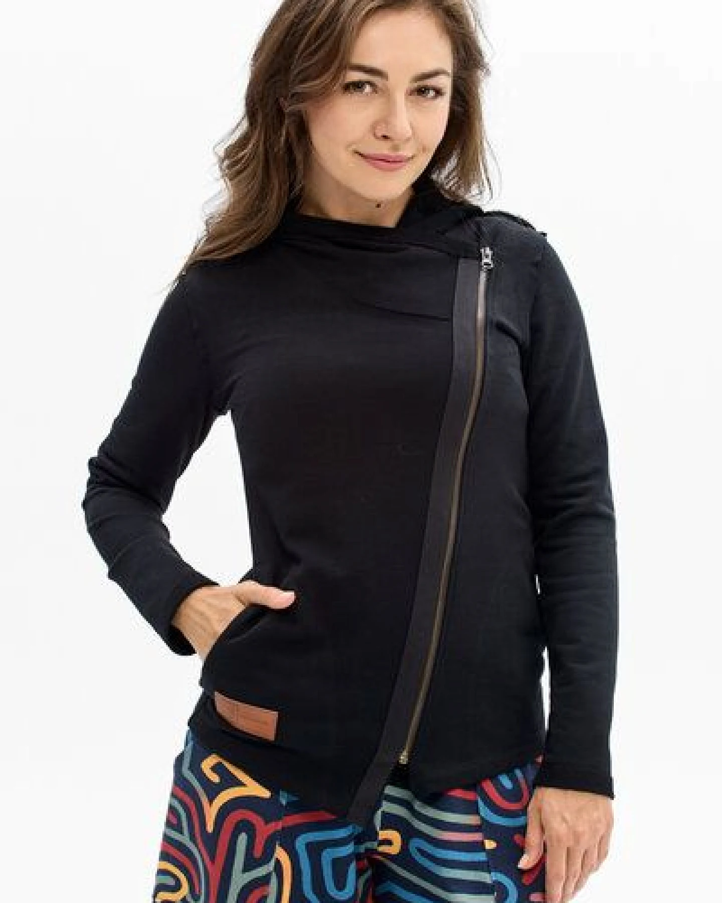 KOKOworld Hoodie Moluki Schwarz – Asymmetrischer Reißverschluss – mit Kapuze & Taschen – Bio-Baumwolle – nachhaltig & fair produziert in der EU – Streetwear Style – Ansicht 3